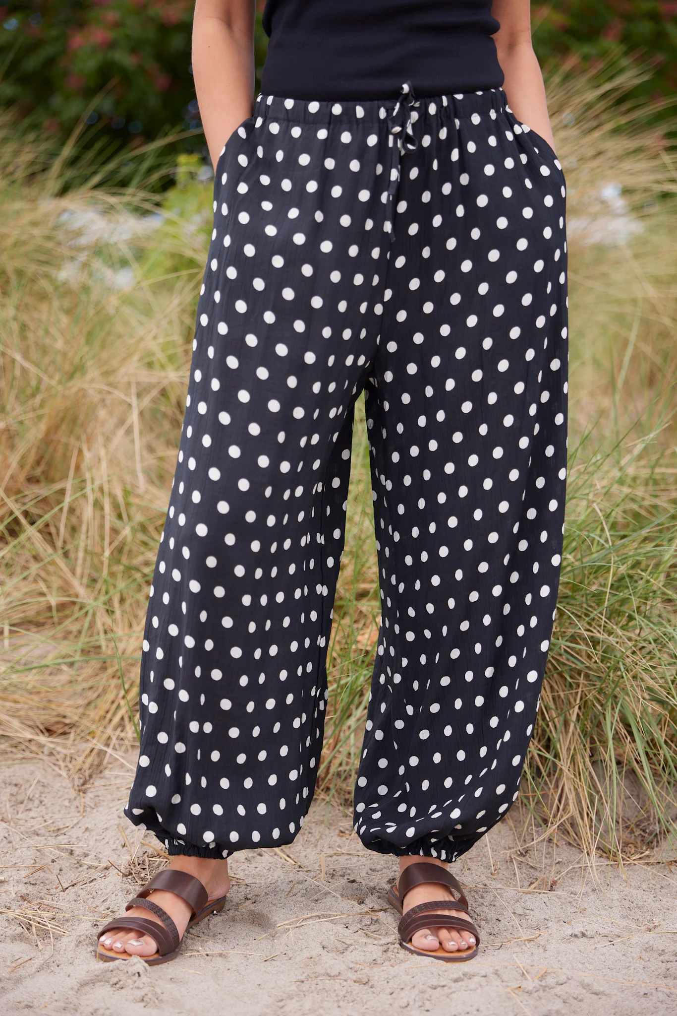 Flowy Polka dot pants | Black | Bukser fra Atelier C