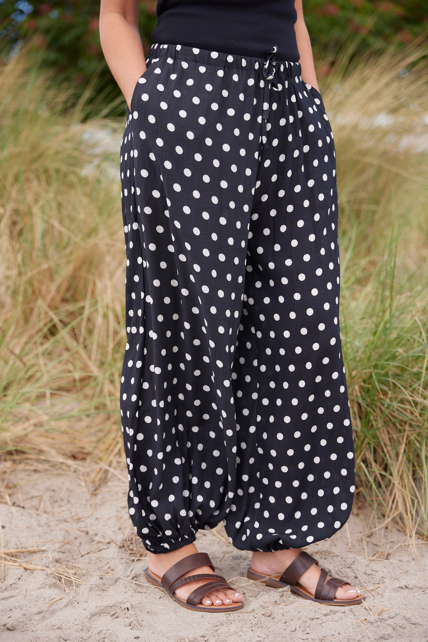 Flowy Polka dot pants | Black | Bukser fra Atelier C - Image 2