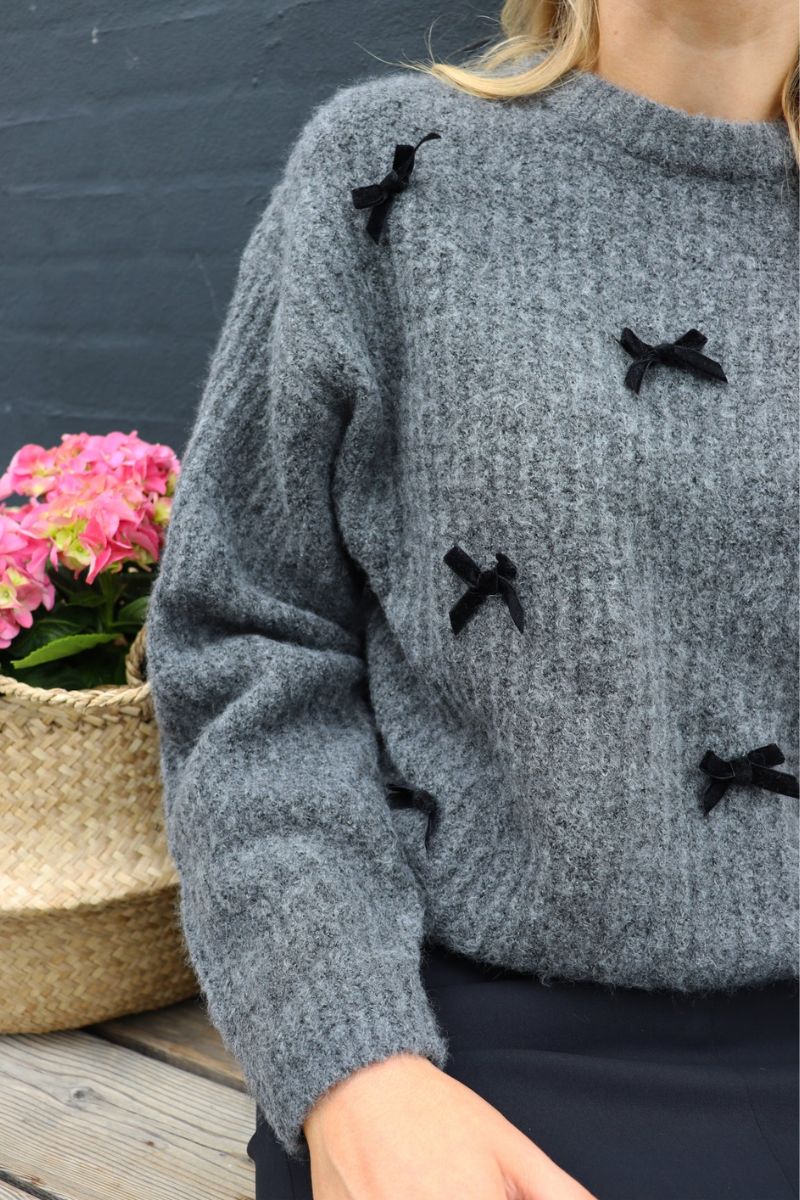 Fro Bow Pullover | Dark Grey | Strik fra Liberté - Image 3