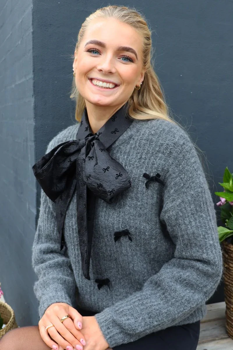 Fro Bow Pullover | Dark Grey | Strik fra Liberté - Image 5