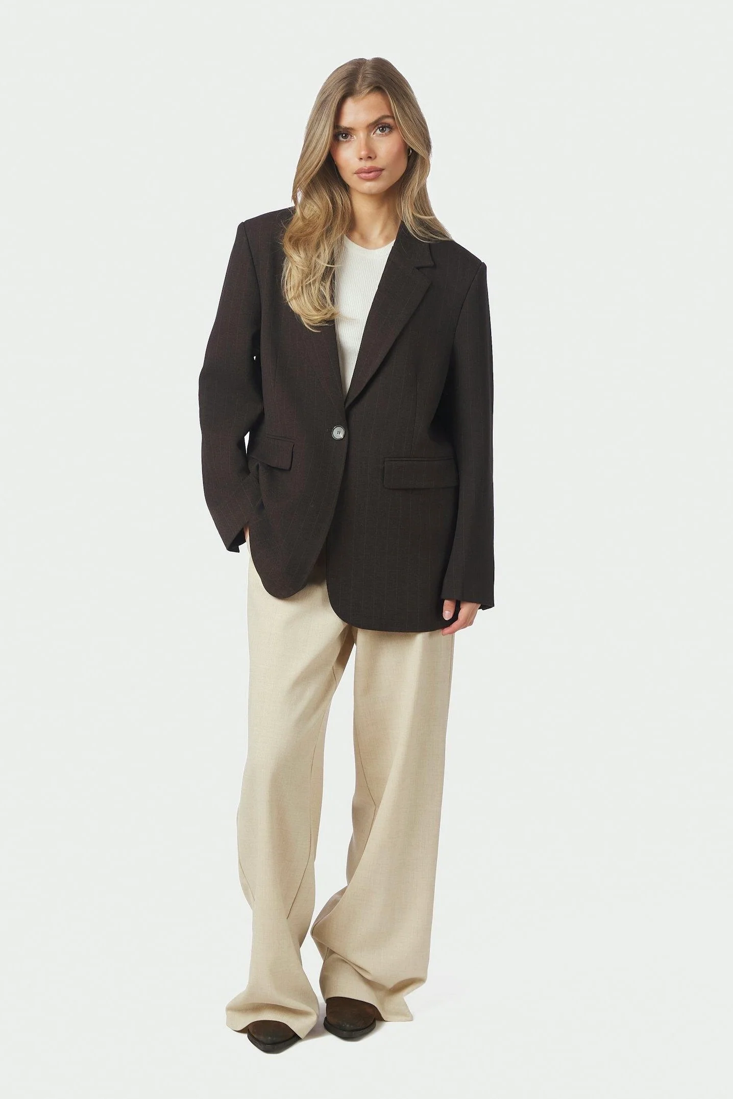 Gaby Pinstripe Blazer | Dark Brown | Blazer fra Neo Noir - Image 2