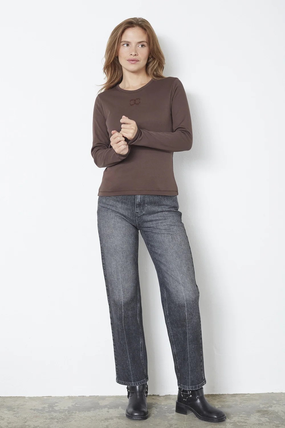 Granny Embroidery LS Tee 33180 | Dark Brown | T-Shirt fra Co'couture - Image 3