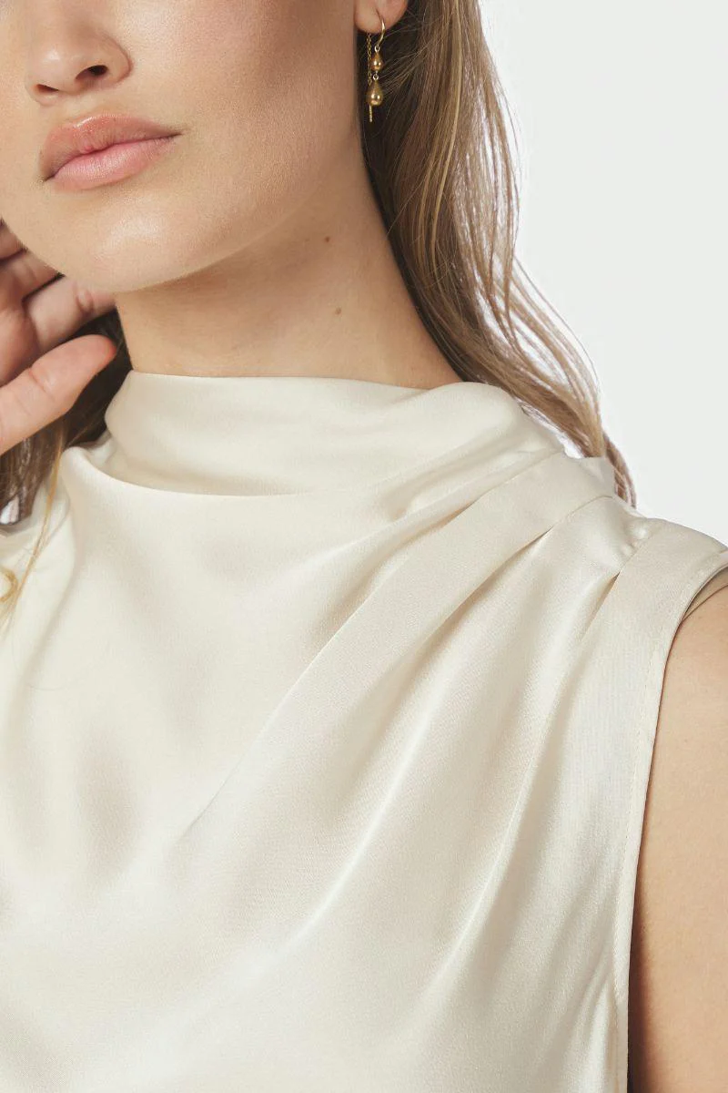 Isola Drapy Satin Top | Creme | Bluse fra Neo Noir - Image 8