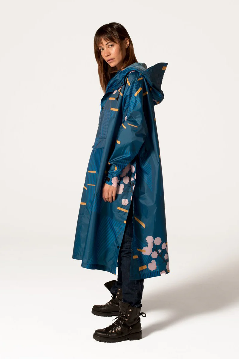 Japanese Blossom Poncho | Blue | Regnponcho fra Rainkiss - Image 3