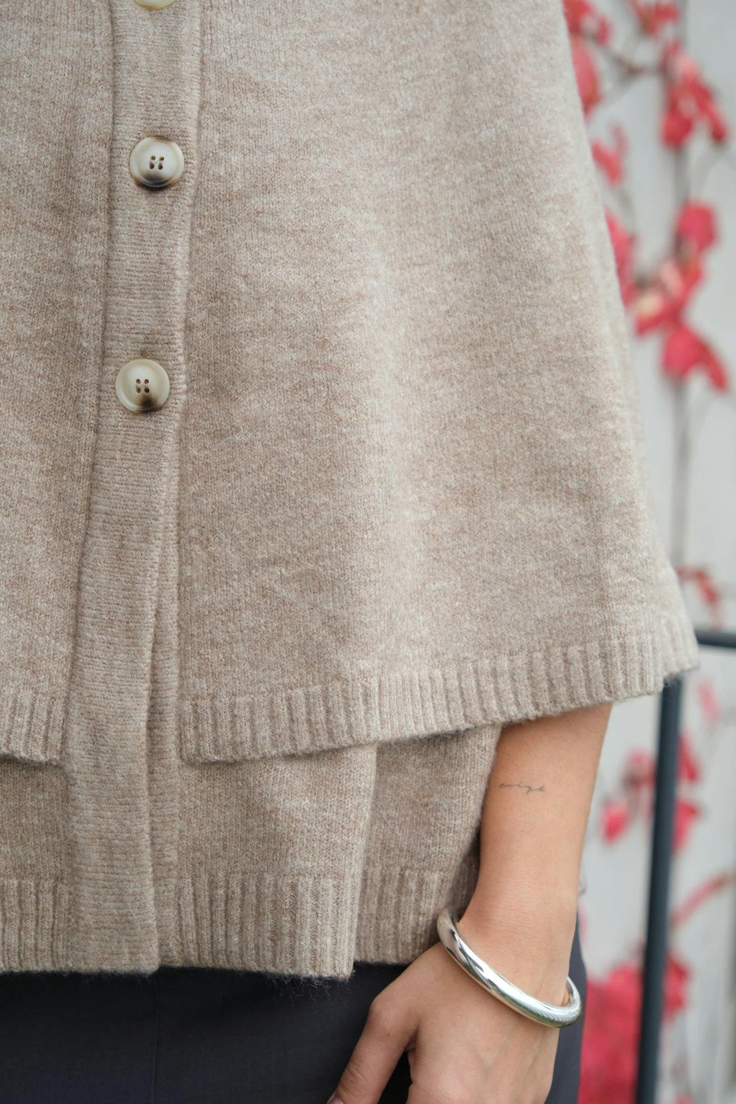 Josei Double Knit Cape | Beige Melange | Strik fra Neo Noir - Image 3