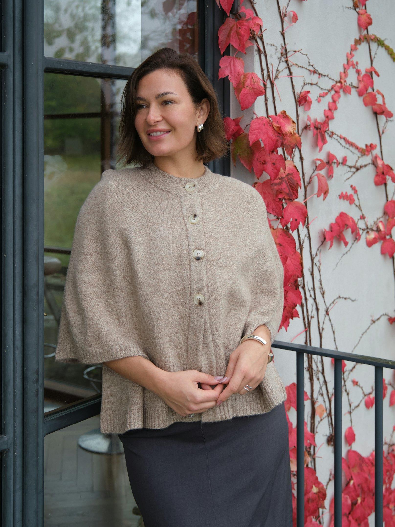 Josei Double Knit Cape | Beige Melange | Strik fra Neo Noir - Image 4