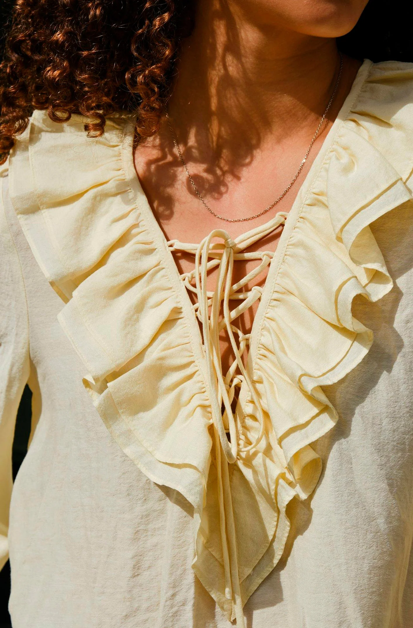 Katarina Crepe Ruffle Blouse | Light Yellow | Bluse fra Neo Noir - Image 2