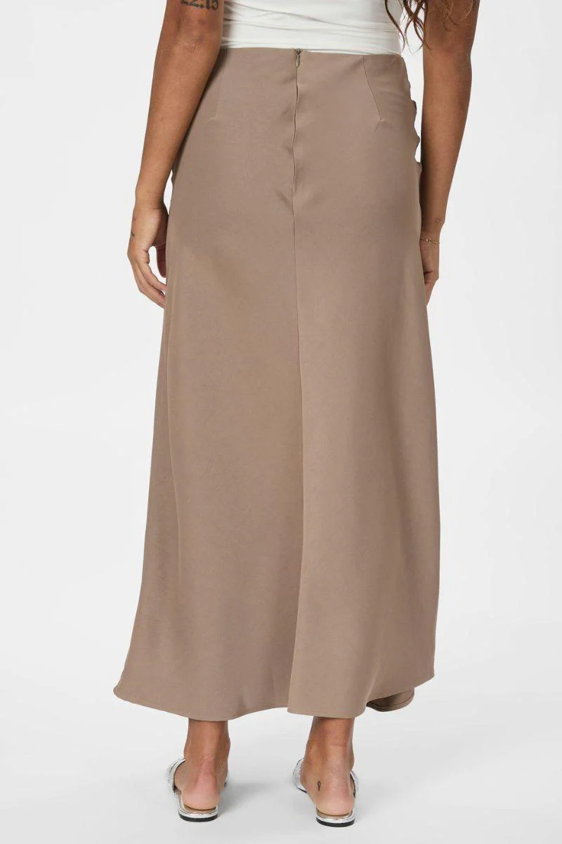 Kit Dull Sateen Skirt | Dark Taupe | Nederdel fra Neo Noir - Image 9