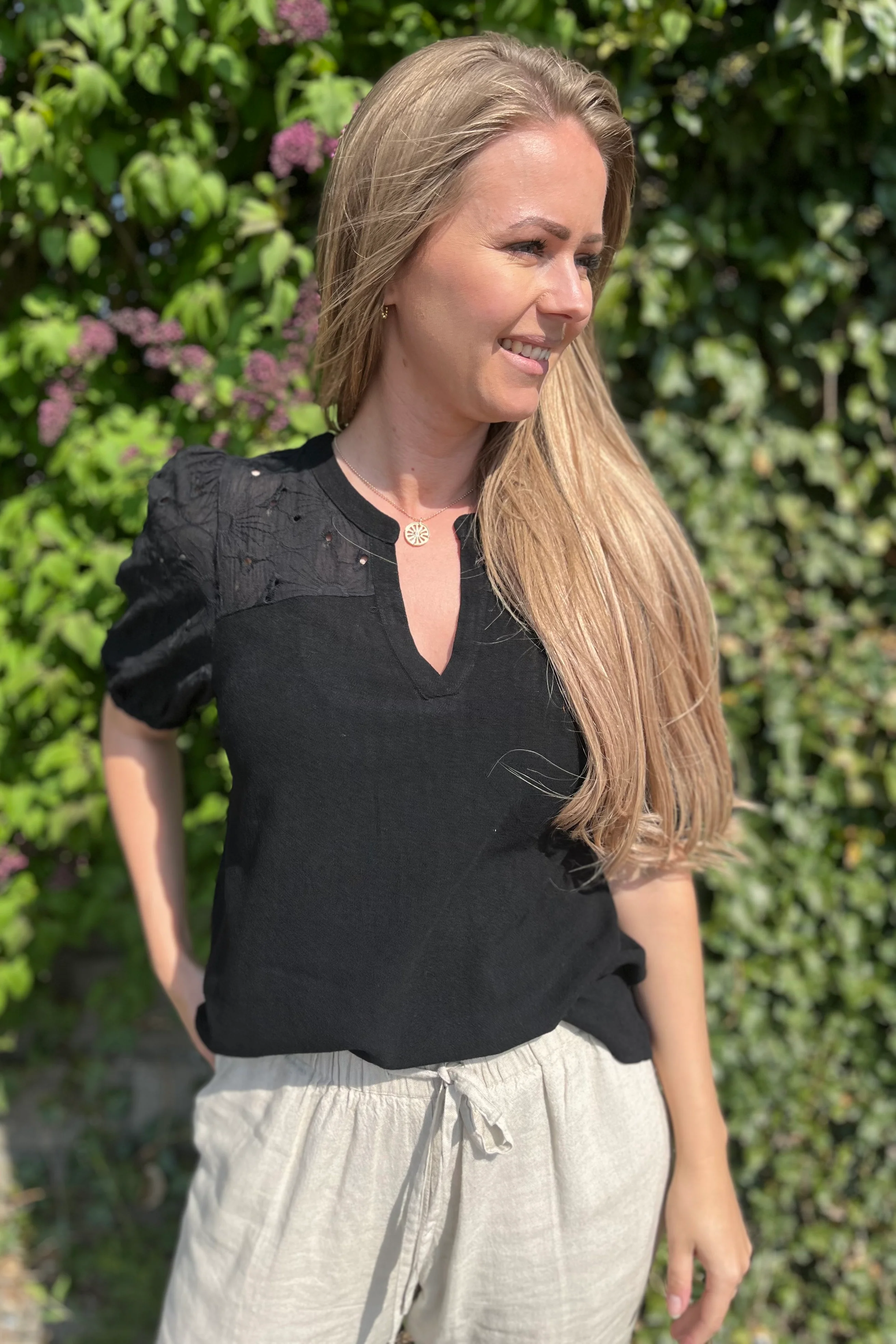 Lara Blouse | Black | Bluse fra Freequent - Image 6