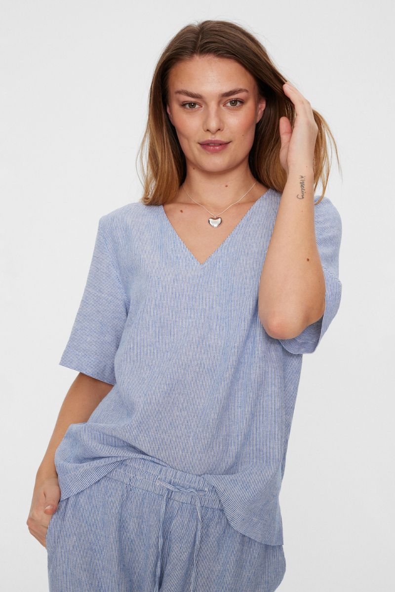 Lava Blouse | Off-White W. Nebulas Blue | Bluse fra Freequent - Image 3