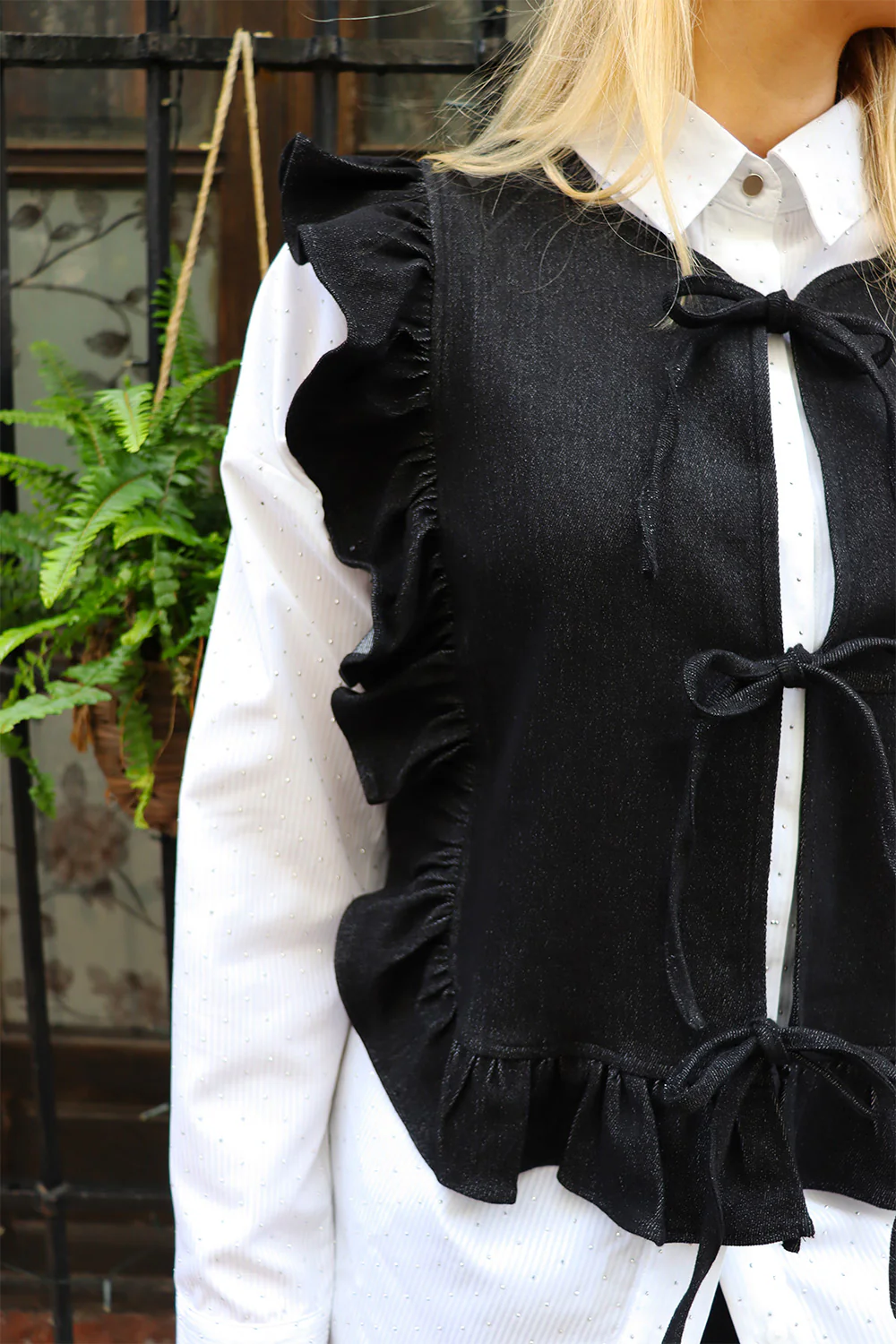 Asta Frill Vest | Black Denim | Vest fra Liberté - Image 4