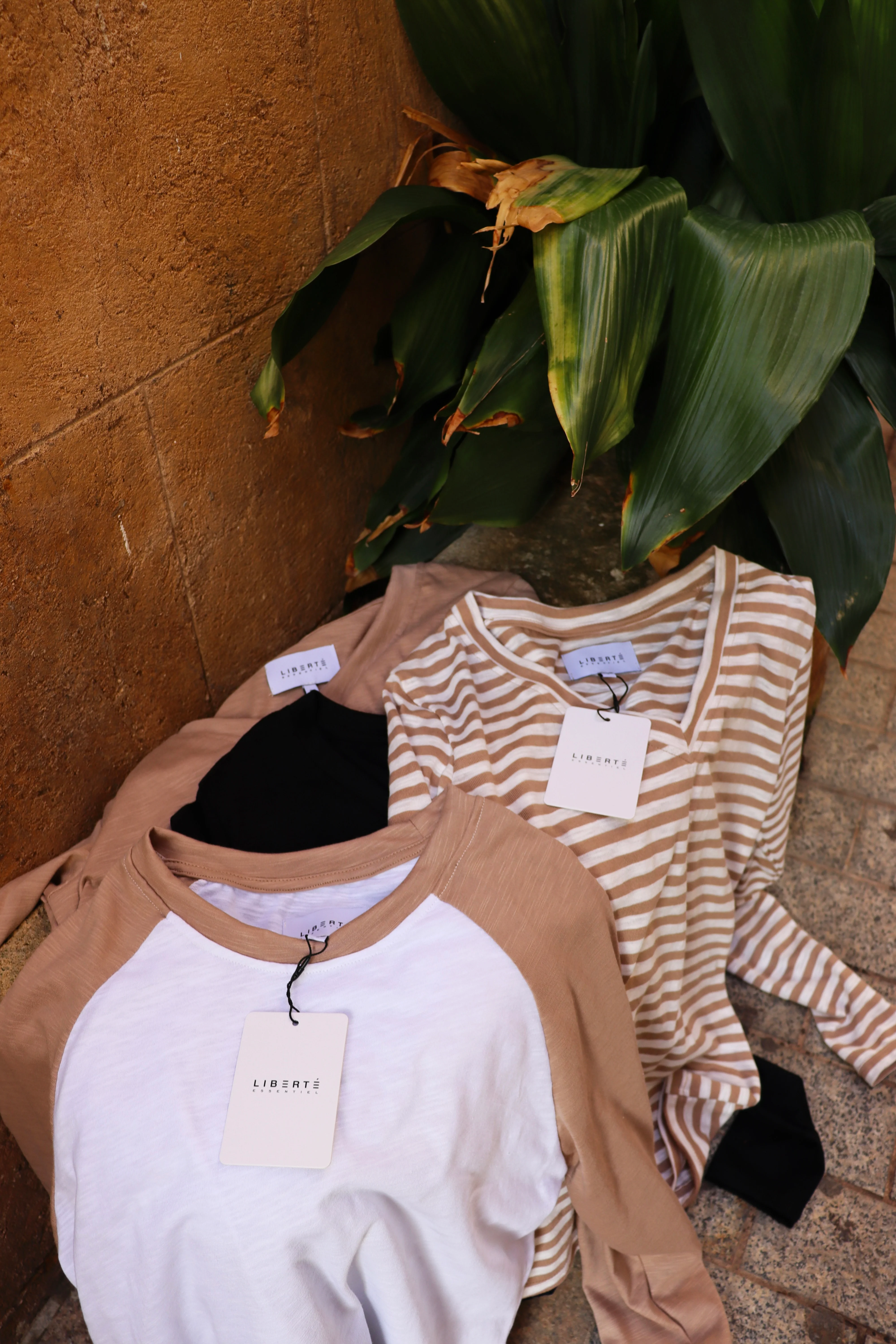 Ulla Ls Vneck Stripe Tshirt | Sand White Stripe | Bluse fra Liberté - Image 4