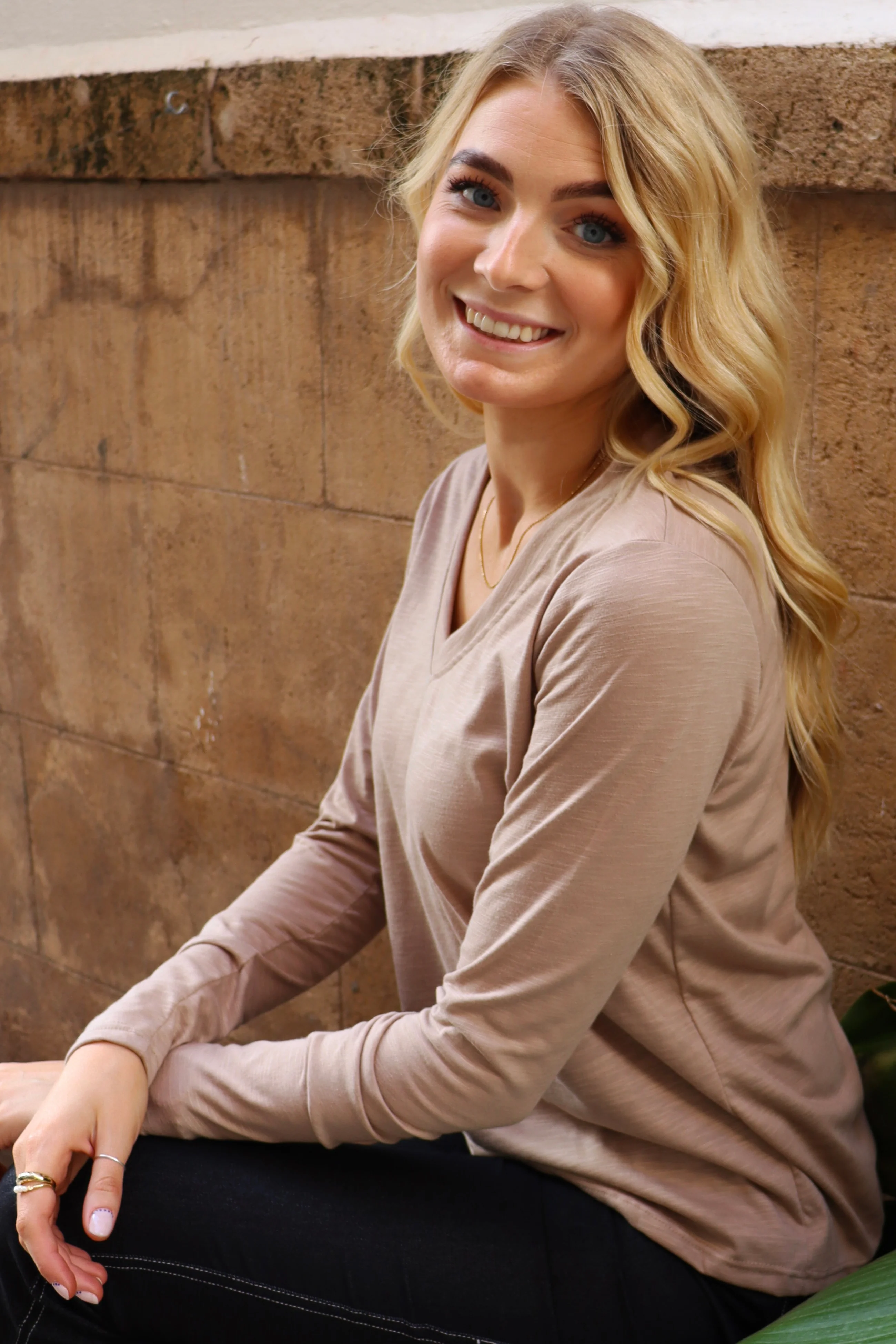 Ulla Ls Vneck Tshirt | Sand | Bluse fra Liberté - Image 3