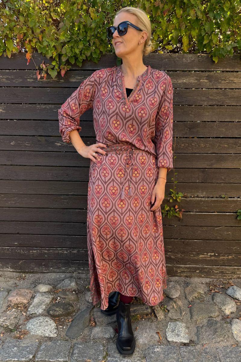 Luna Blouse | Powder Tulip | Bluse fra Black Colour - Image 6