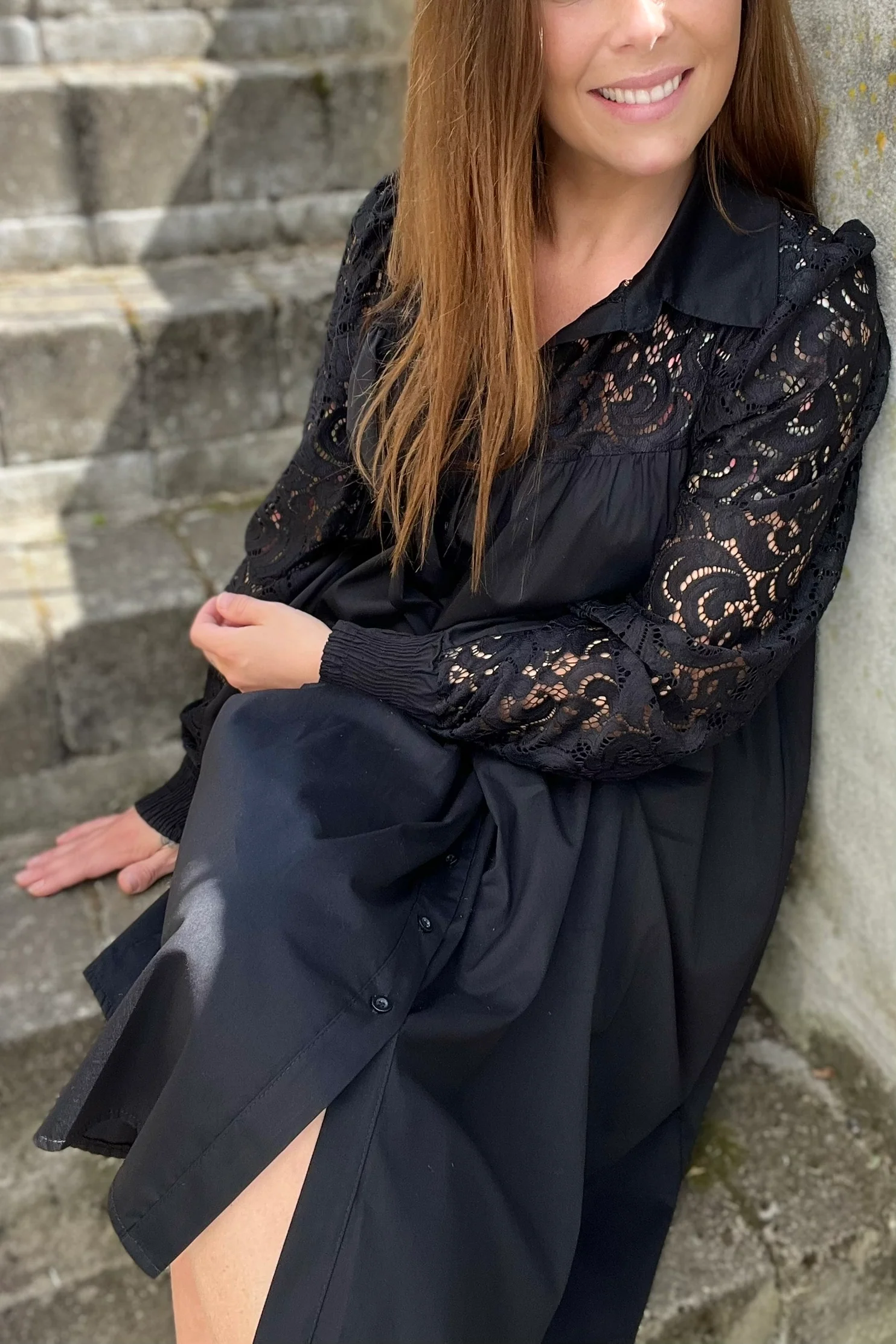 Malika Lace Shirt Dress | Black | Kjole fra Black Color - Image 2