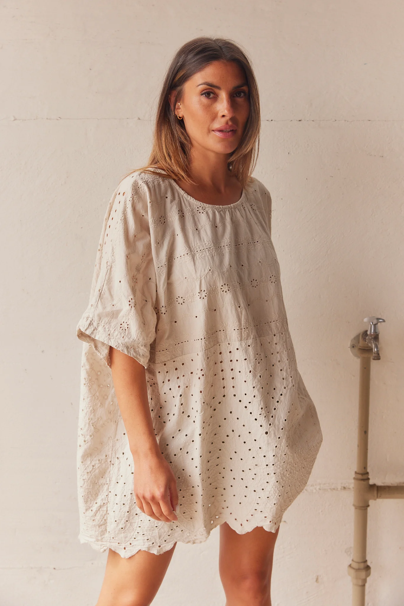 Marie Broderie Anglaise Top | Beige | Bluse fra Atelier C - Image 4