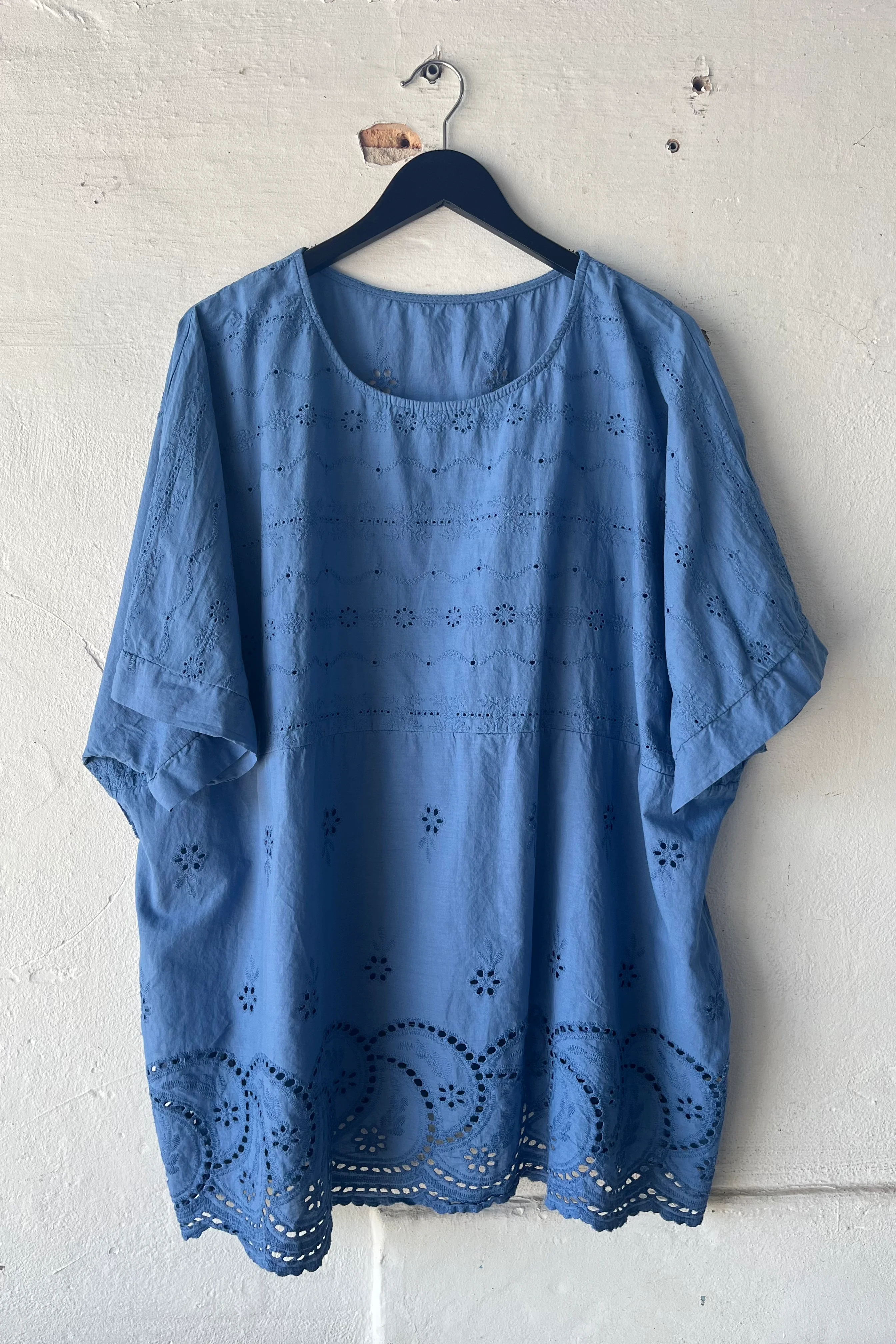 Mary Broderie Anglaise Top | Blue | Bluse fra Atelier C - Image 3