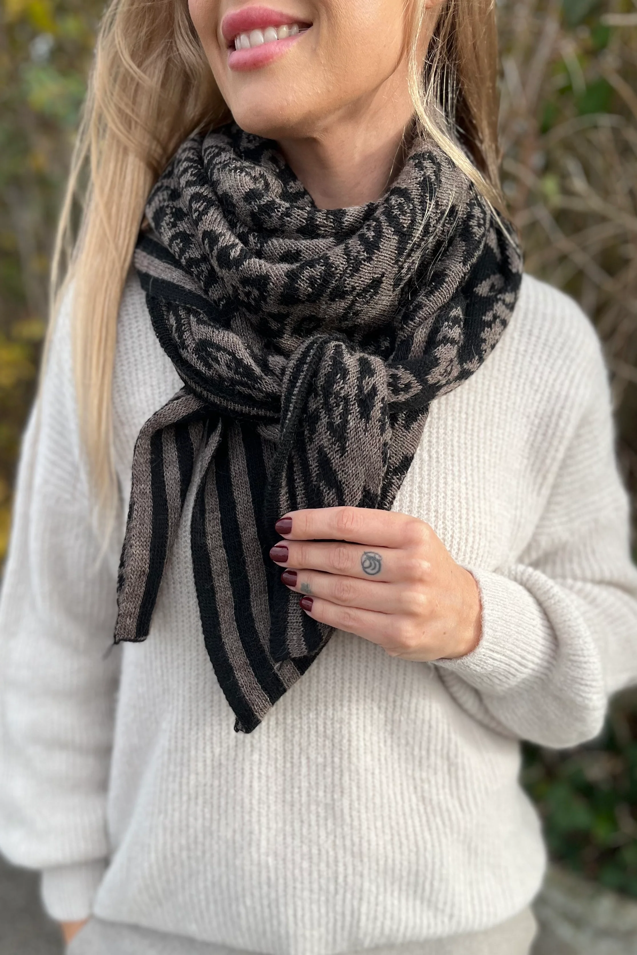 Matty Leo Scarf | Black/Taupe | Tørklæde fra Statebird - Image 4