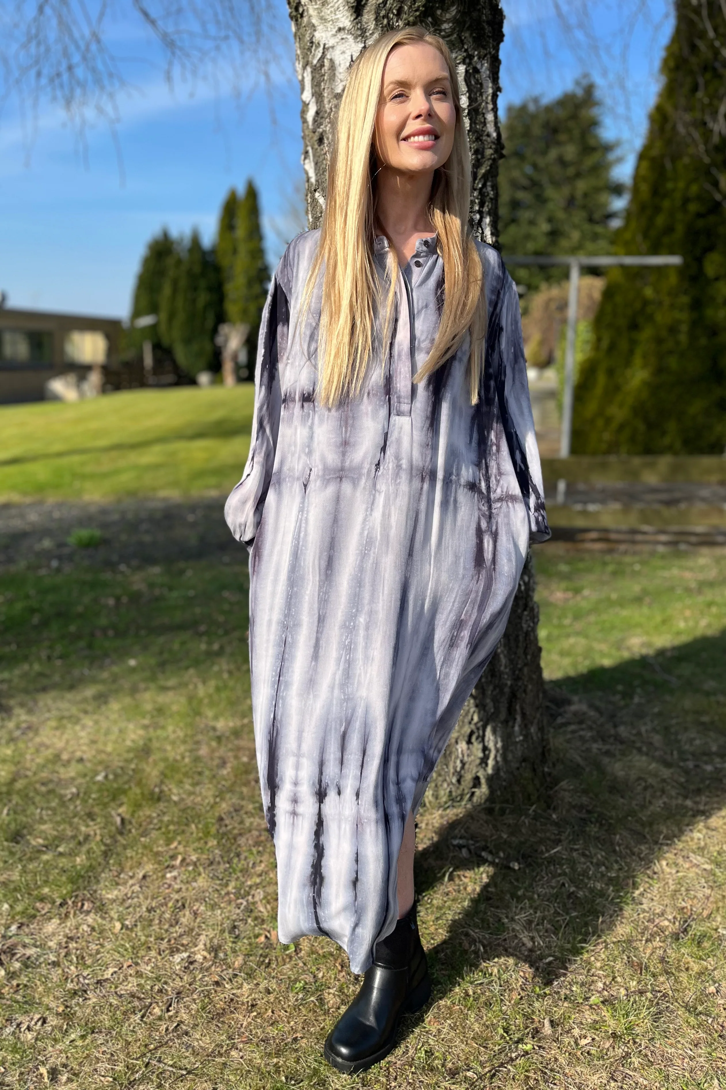 Meera Tie Dye Dress 40536 | Grey | Kjole fra Black Colour - Image 5