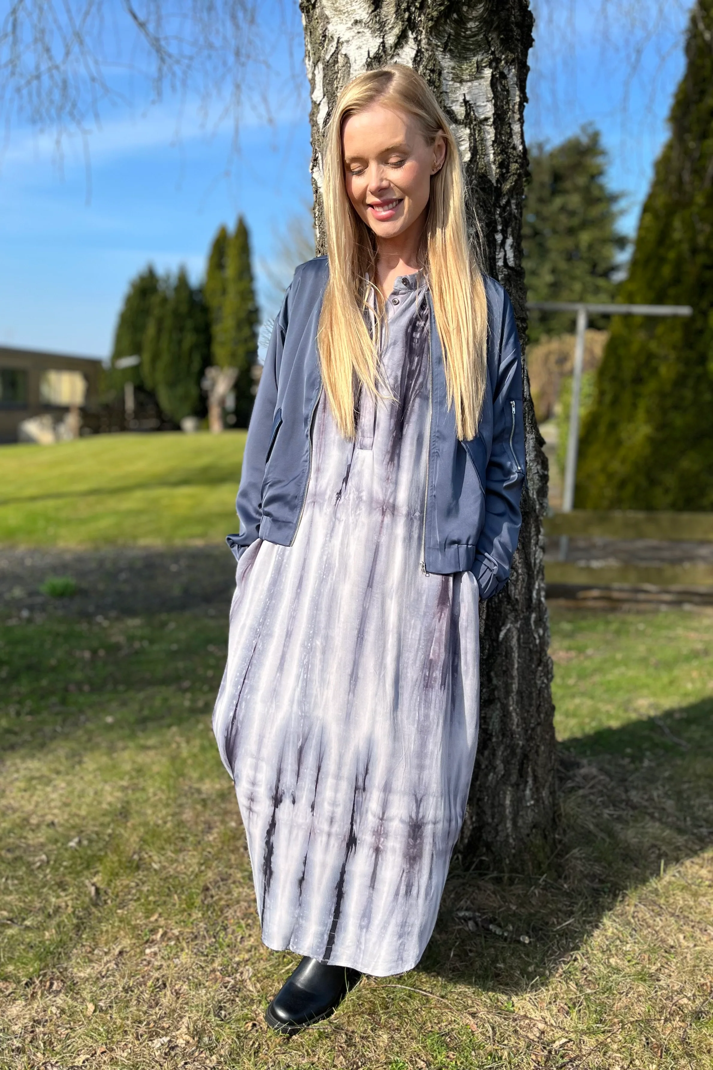 Meera Tie Dye Dress 40536 | Grey | Kjole fra Black Colour - Image 8