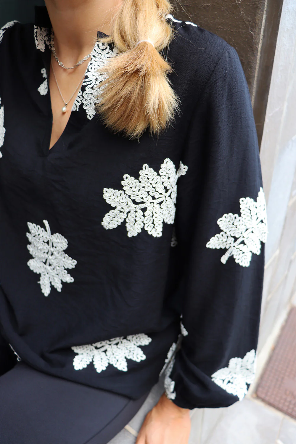Meg Ls Vneck Blouse | Black Creme Leaf | Bluse fra Liberté - Image 4