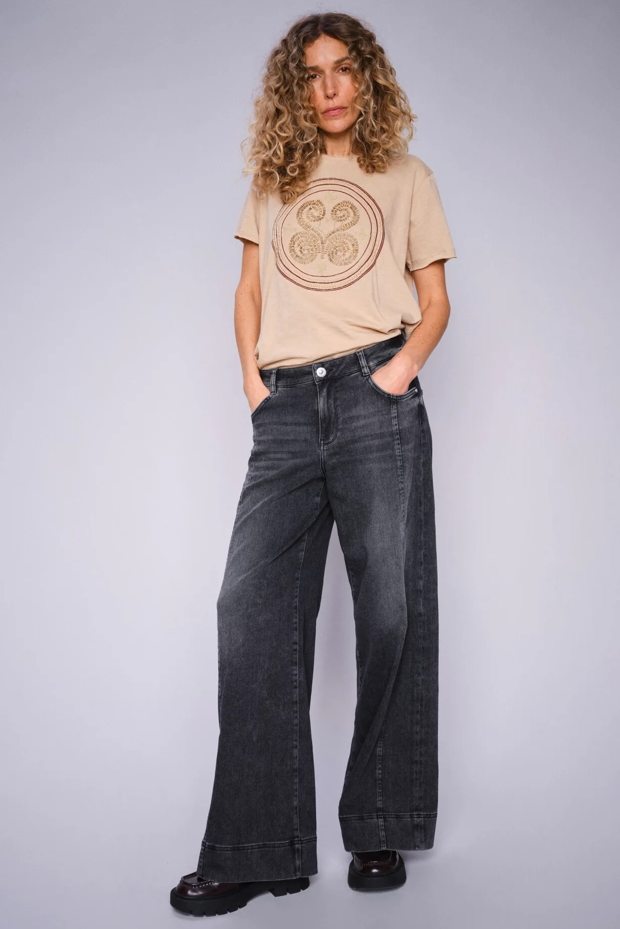 Zano O-SS Embroidery Tee  | Sesame | T-shirt fra Mos Mosh - Image 3