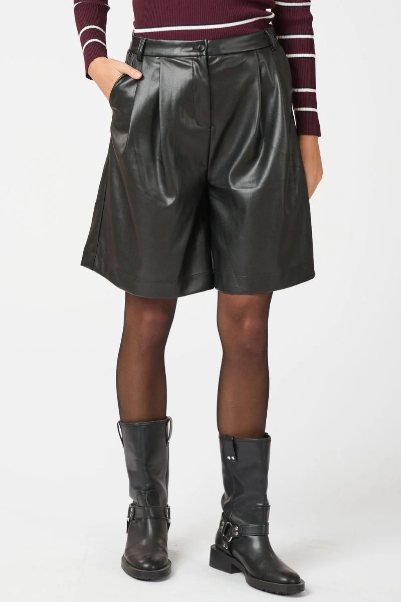 Nika Bermuda PU Shorts | Black | Shorts fra Neo Noir - Image 5