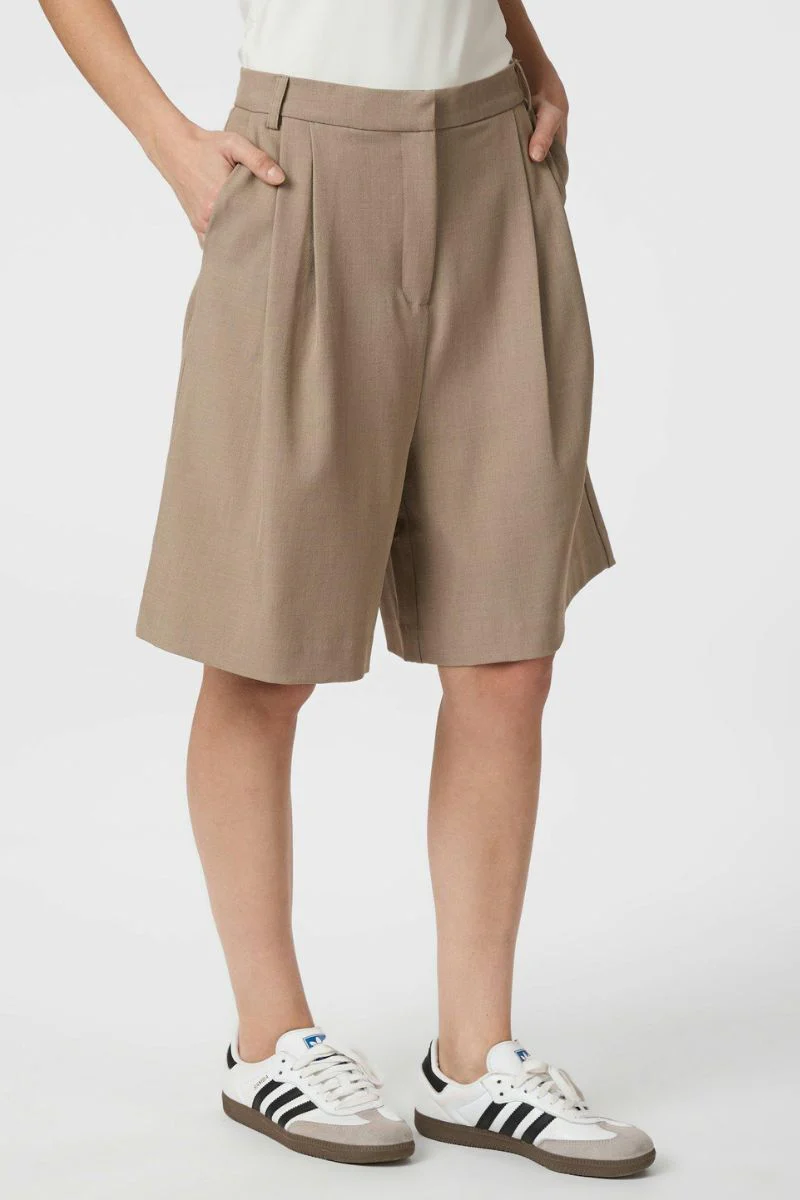 Nika Structure Bermuda Shorts | Dark Taupe | Shorts fra Neo Noir - Image 4
