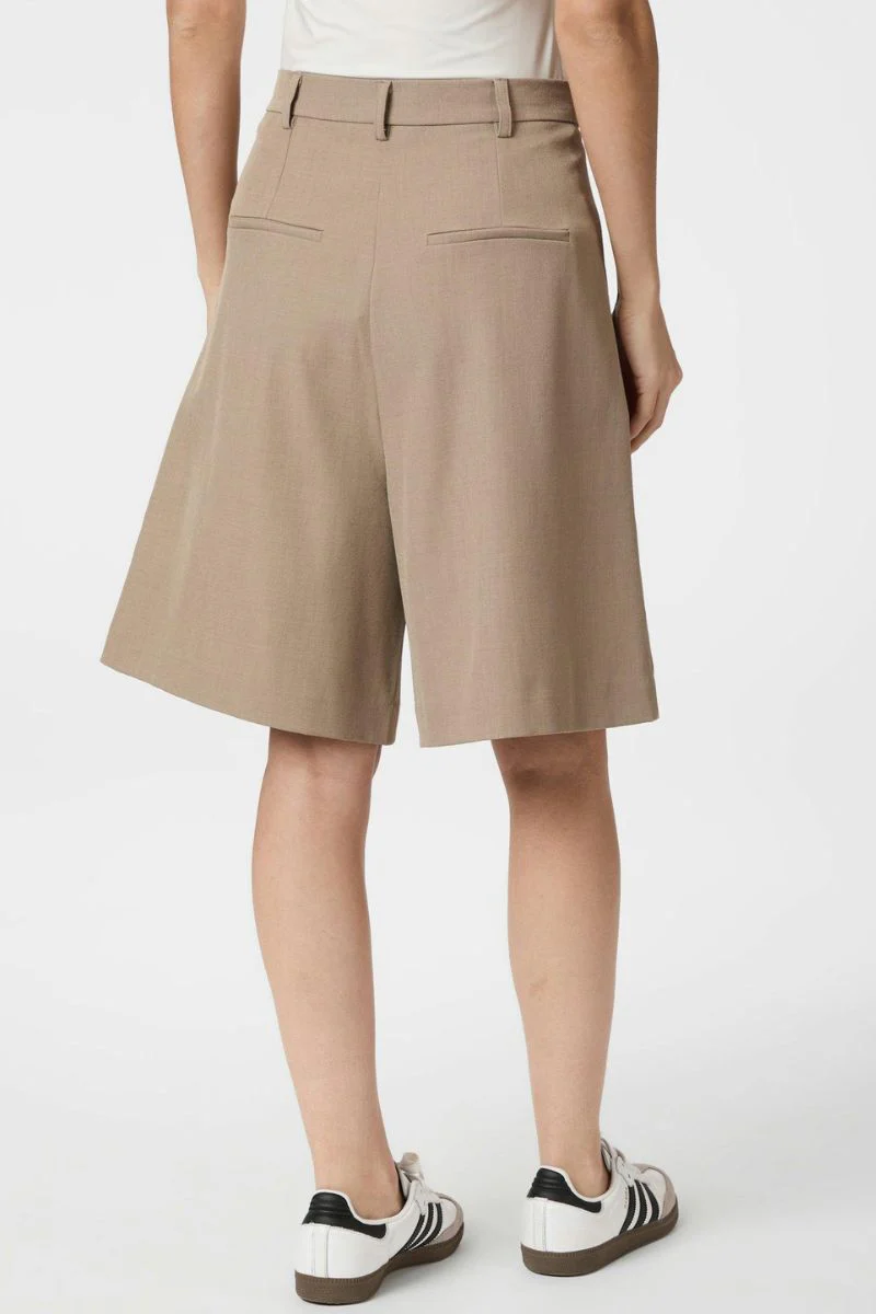 Nika Structure Bermuda Shorts | Dark Taupe | Shorts fra Neo Noir - Image 6