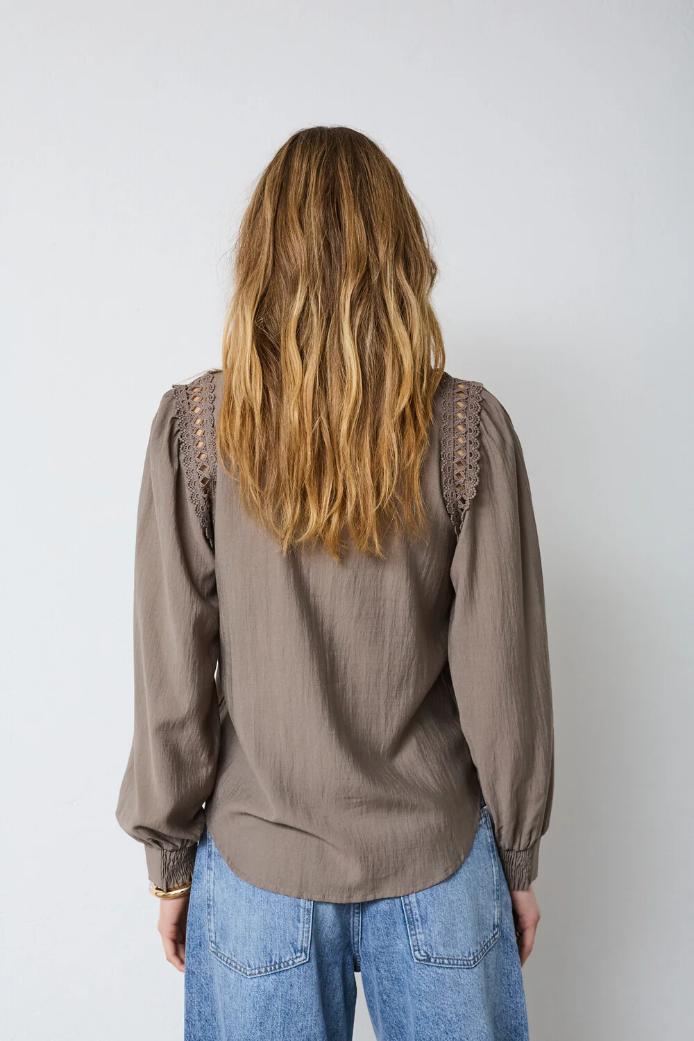Notis Lace V-Shirt 45074 | Walnut | Bluse fra Co'couture - Image 5