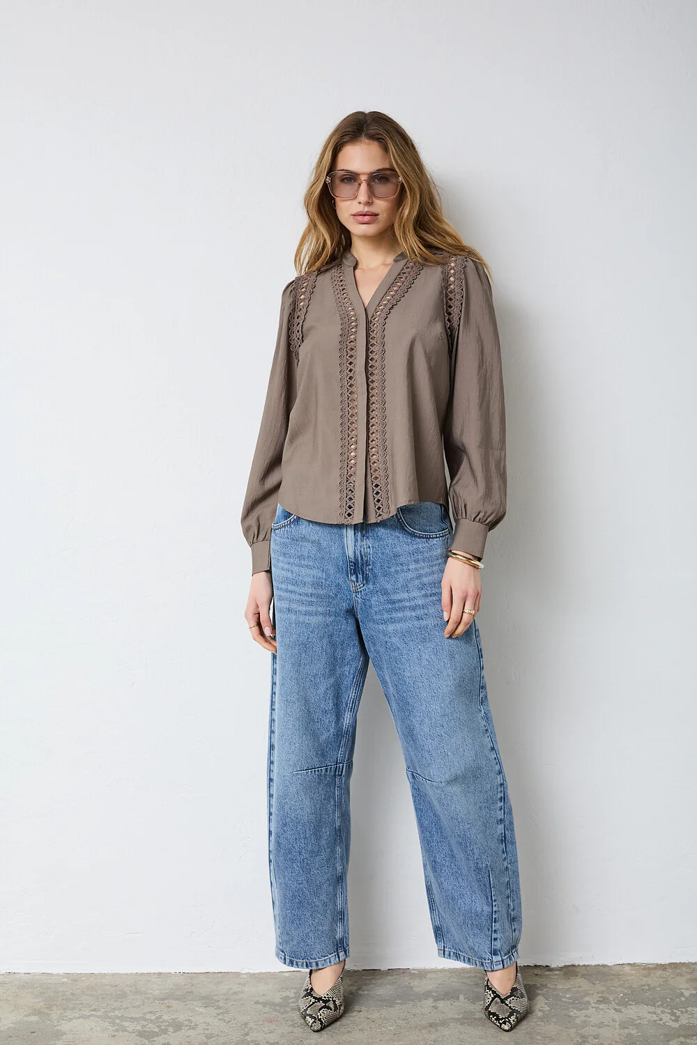 Notis Lace V-Shirt 45074 | Walnut | Bluse fra Co'couture - Image 7