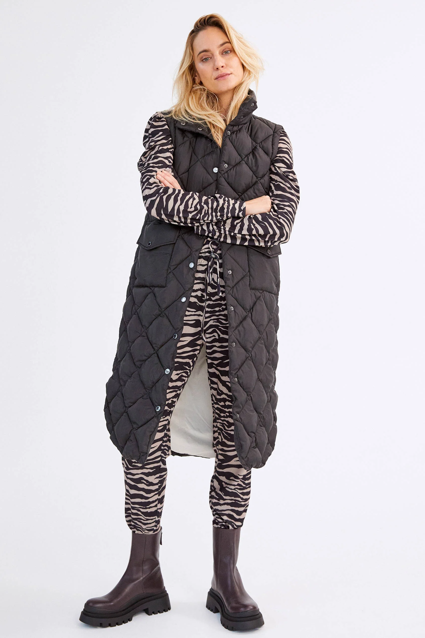Olga Wa | Black | Vest fra Freequent - Image 2