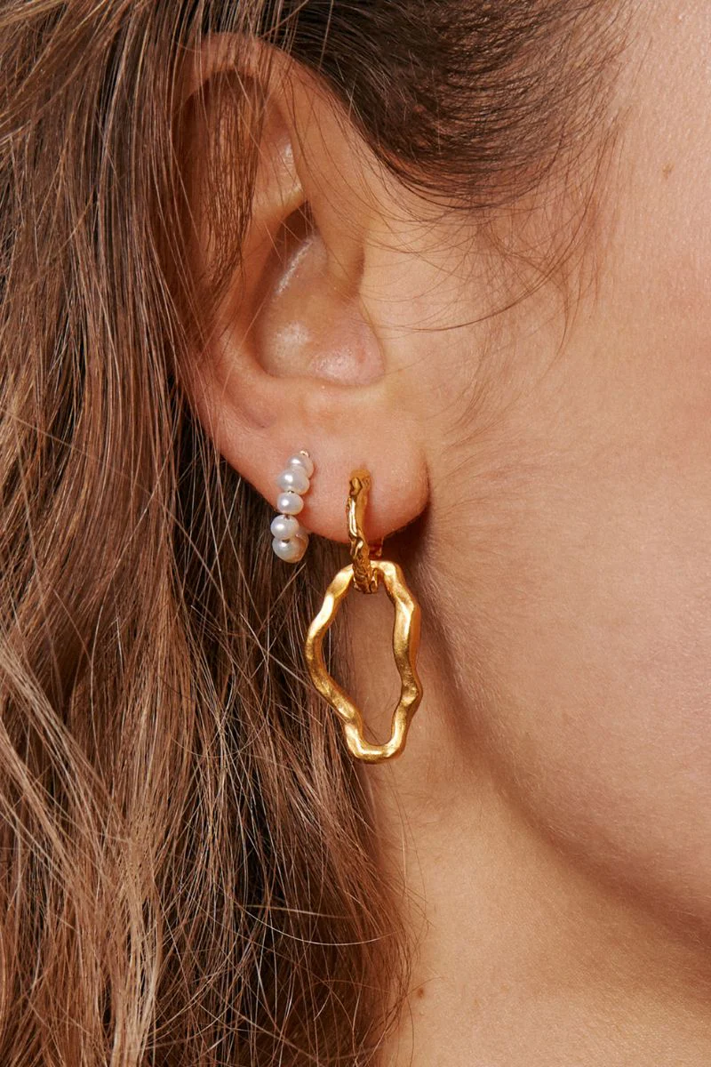 Pearlie Mini Hoops | Pearl | Øreringe fra Enamel - Image 3