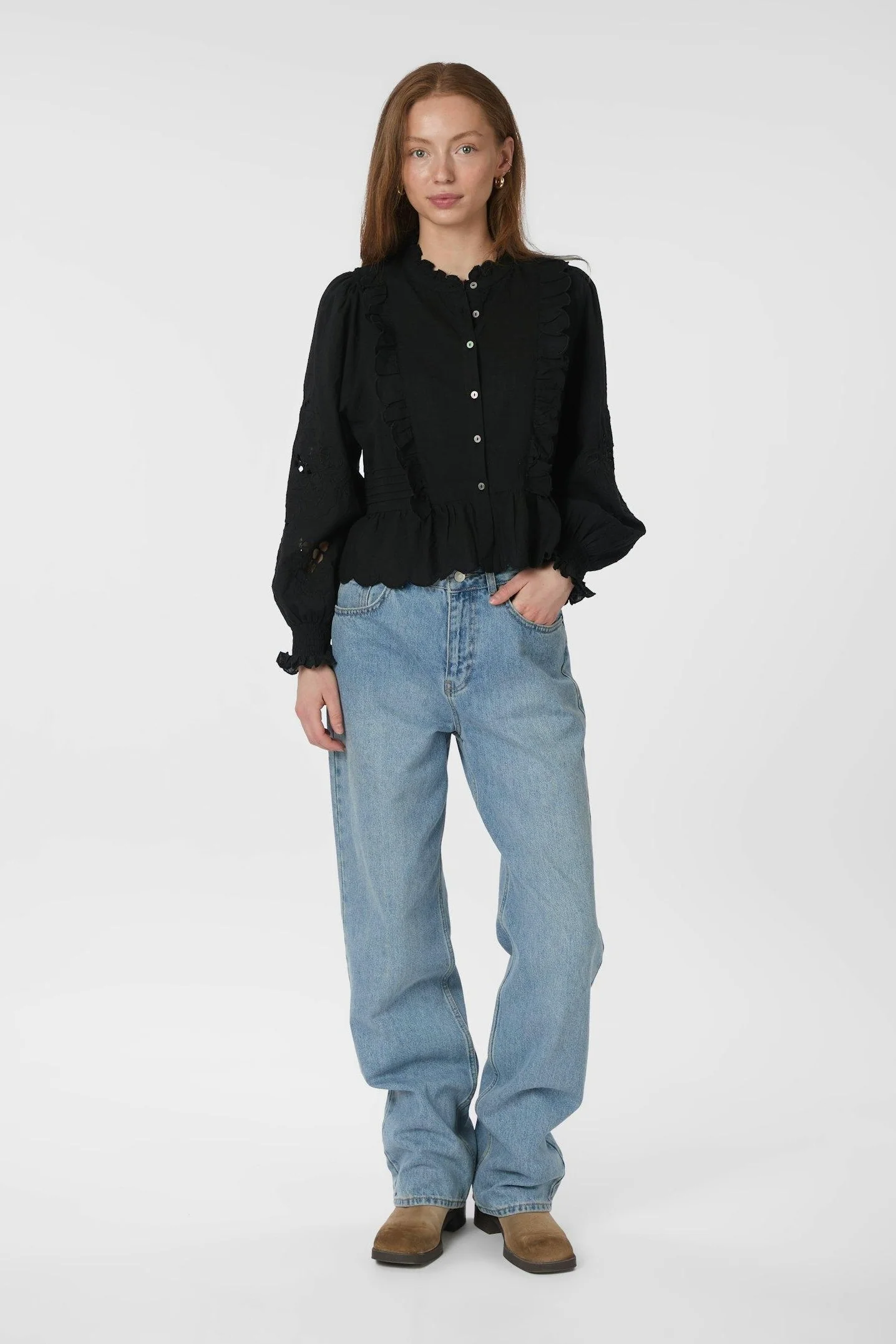 Petrine Embroidery Blouse | Black | Bluse fra Neo Noir - Image 2