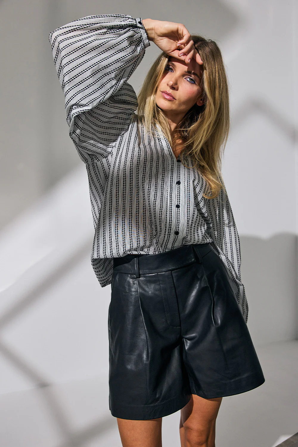 Phoebe Leather Pleat Shorts | Black | Bukser fra Co'couture - Image 2