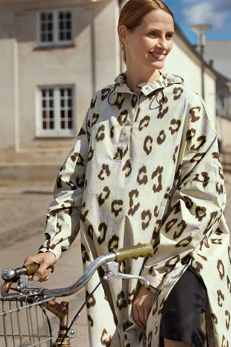 Poncho w. Sleeves Rain221Spp | Leopard | Poncho fra Ilse Jacobsen - Image 2