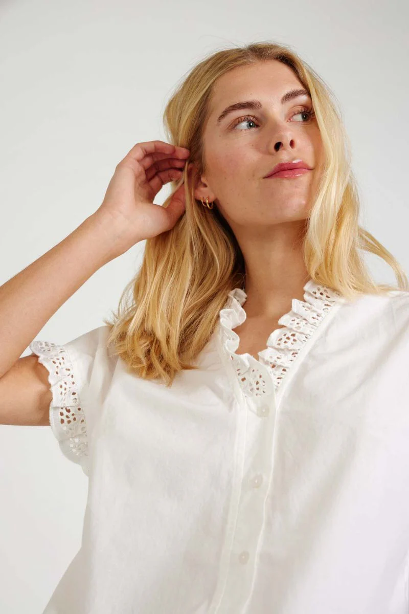 Ravna Blouse | Off-White | Bluse fra Freequent - Image 7