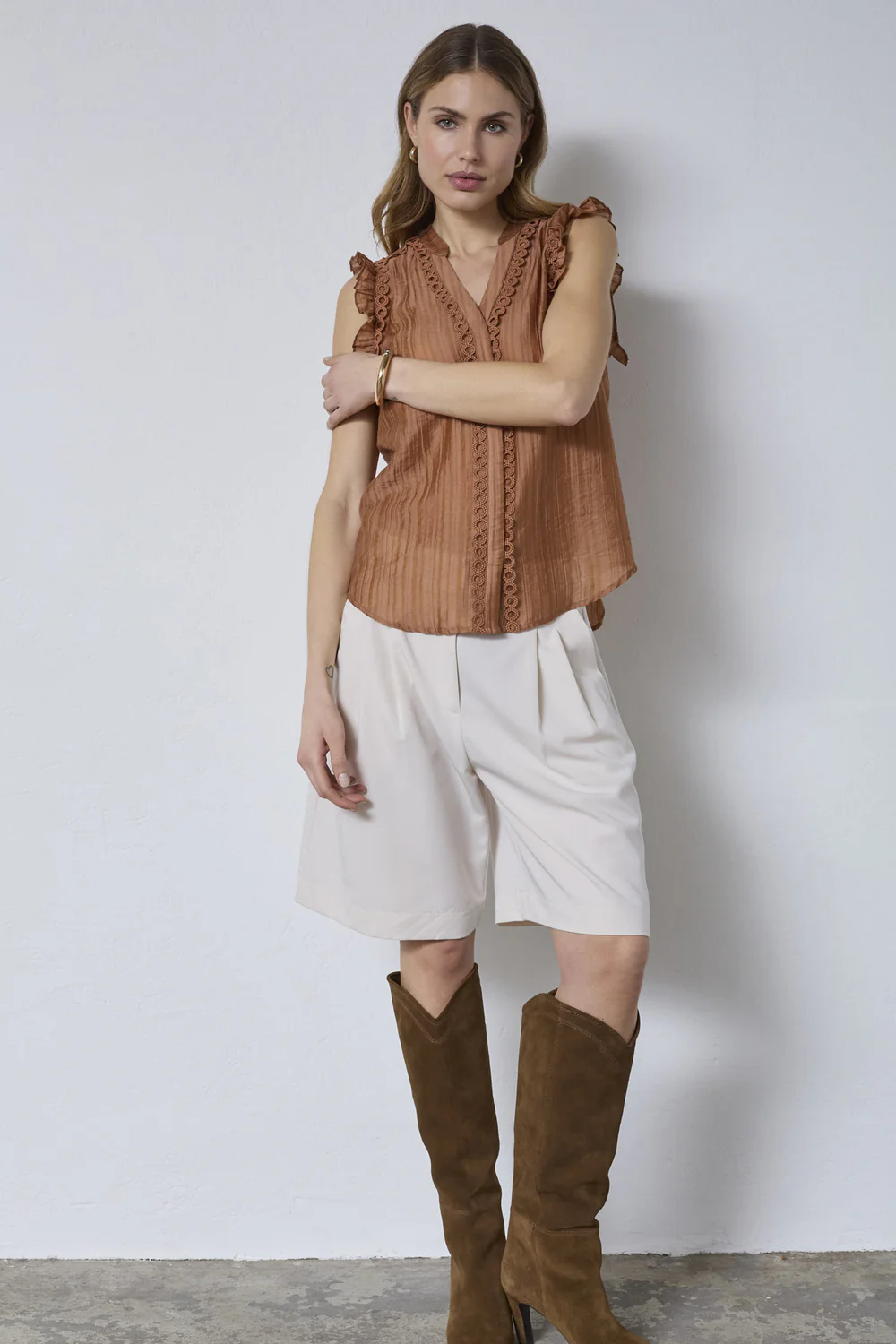 Reggiecc Frill Top | Suntan | Skjorte fra Co'couture - Image 2