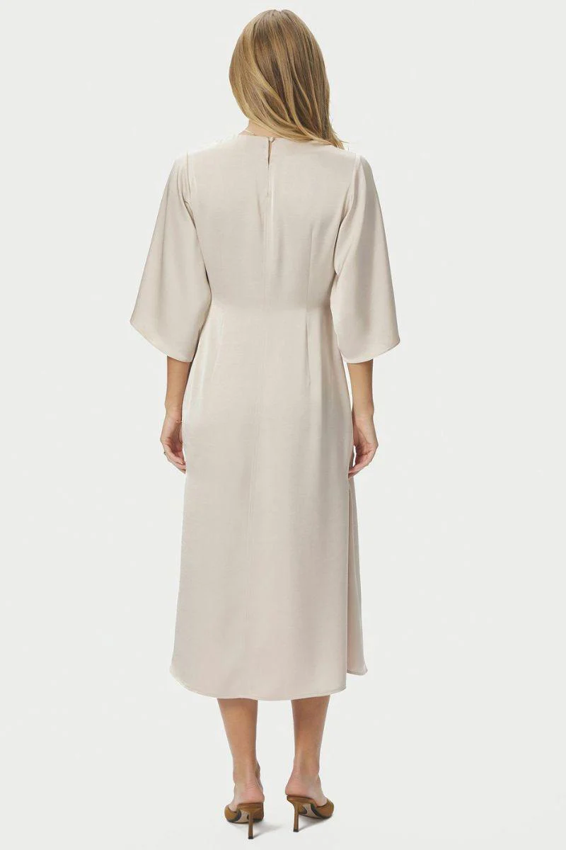 Remara Heavy Sateen Dress | Champagne | Kjole fra Neo Noir - Image 7