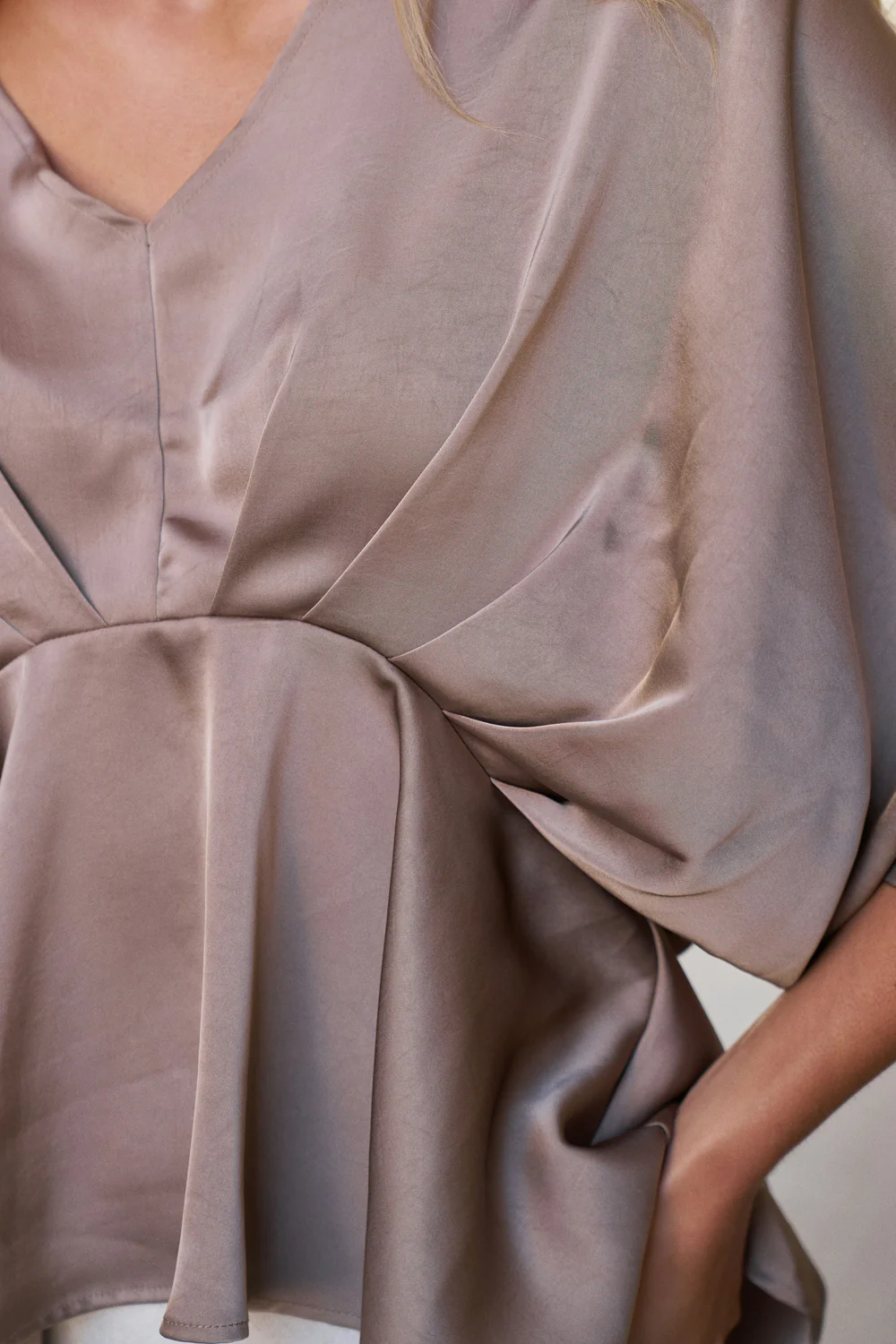 Rivina Heavy Sateen Blouse | Dark Taupe | Bluse fra Neo Noir - Image 3