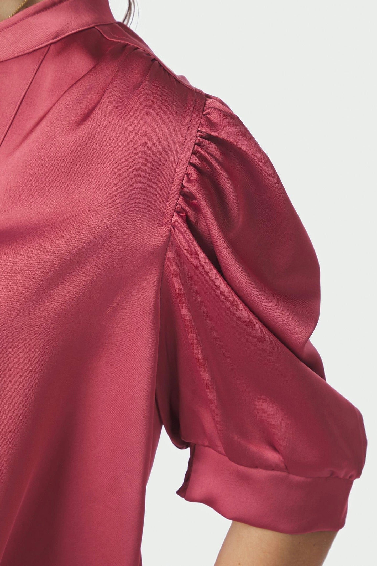 Roella Heavy Sateen Blouse | Cherry Pink | Bluse fra Neo Noir - Image 10