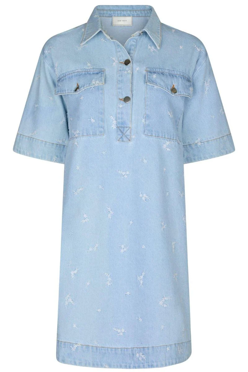 Saras Denim Emb Dress | Light Blue | Kjole fra Neo Noir - Image 3