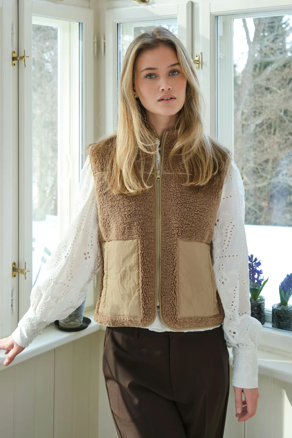 Scout Teddy Waistcoat | Taupe | Vest fra Neo Noir - Image 3