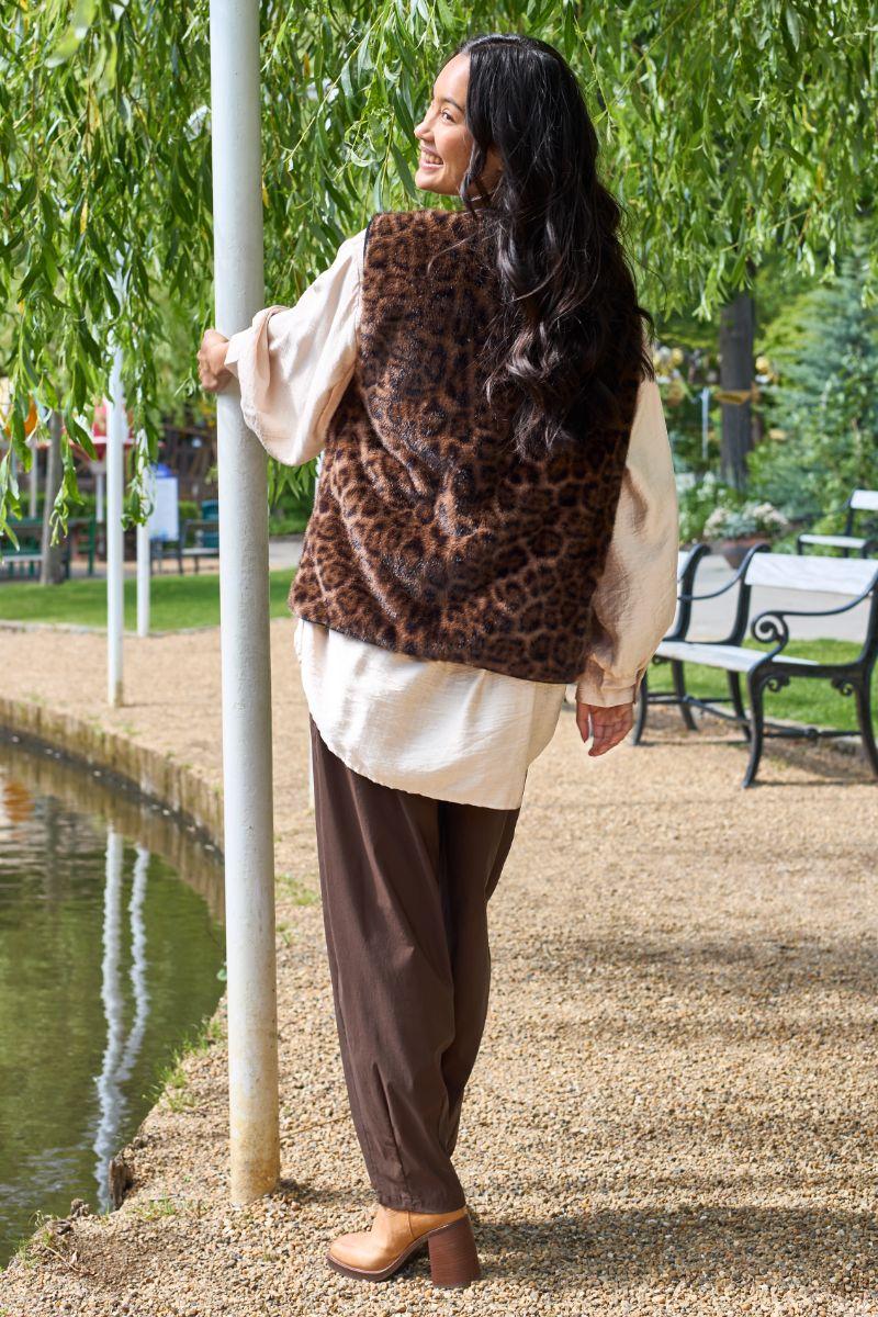 Shanti Vest | Brown Leo | Vest fra Black Colour - Image 5