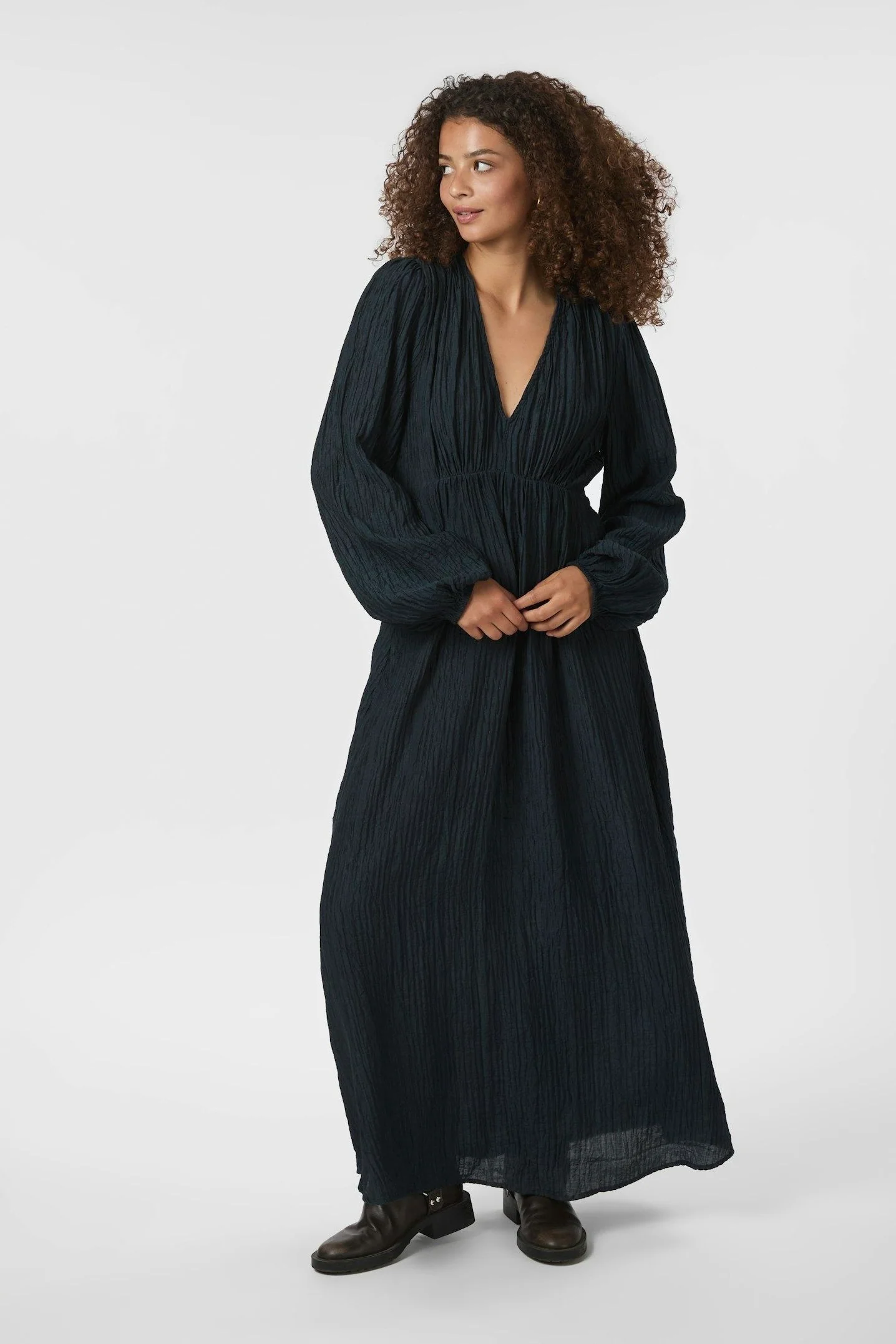 Silfi Crepe Dress | Navy | Kjole fra Neo Noir - Image 5