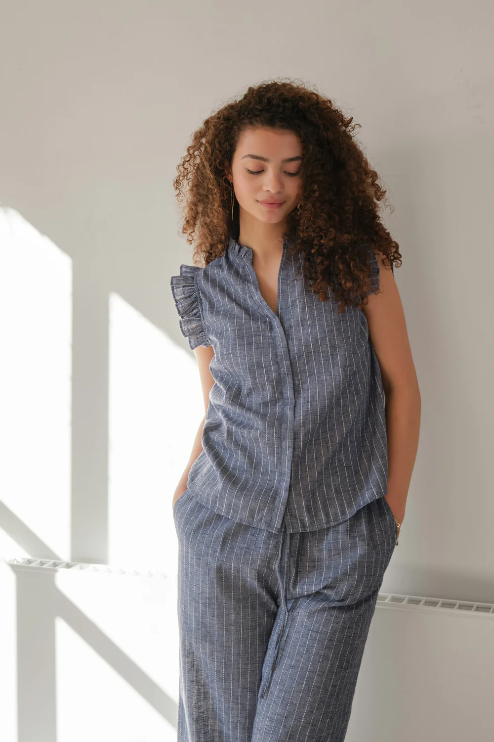 Siona Emb Stripe Top | Blue | Bluse fra Neo Noir - Image 2
