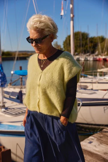 Sleeveless vest in 80% kid mohair V7485 | Light Yellow | Strik fra Atelier C - Image 2