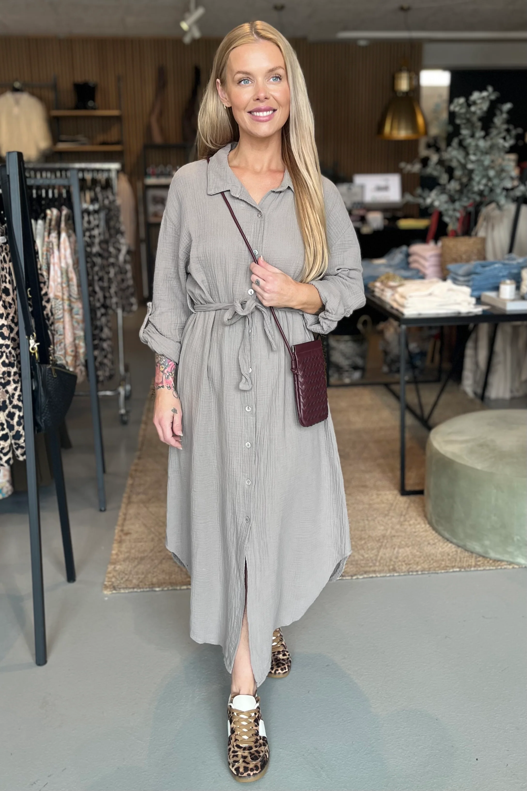 Soft Muslin Shirt Dress | Beige | Kjole fra Atelier C - Image 2