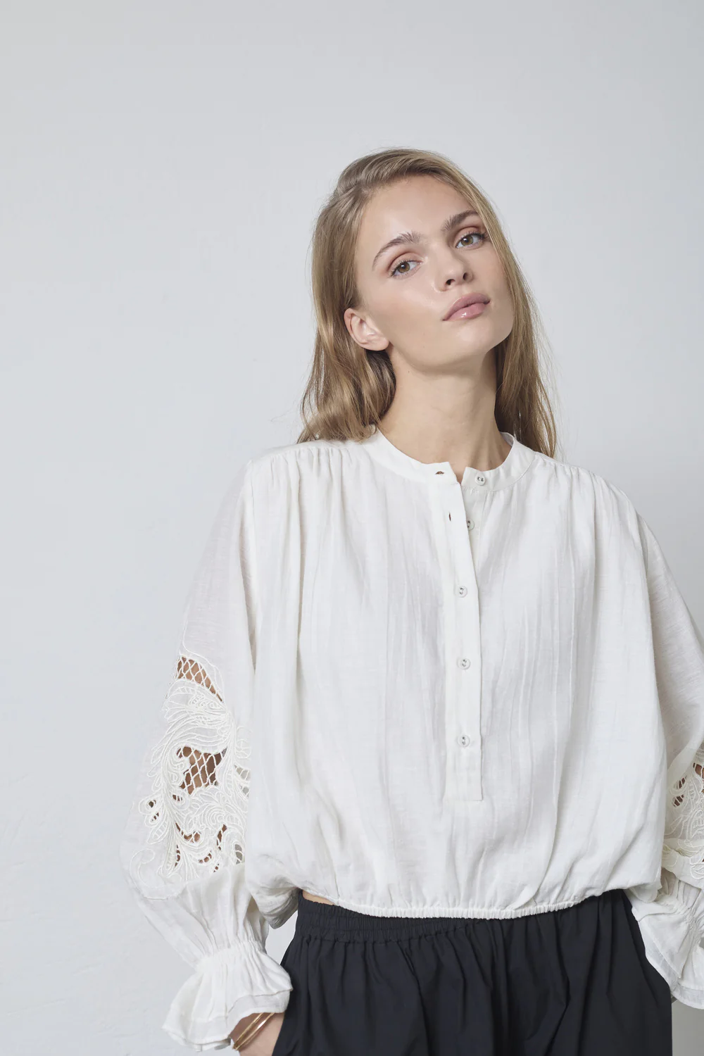 Stina Emb Blouse 45078 | Off white | Top fra Co'couture - Image 5