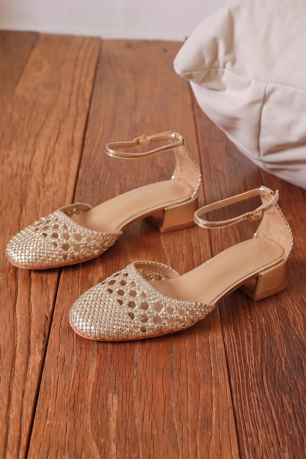 Sun Woven Slingbacks | Golden | Sandaler fra Lazy Bear - Image 3